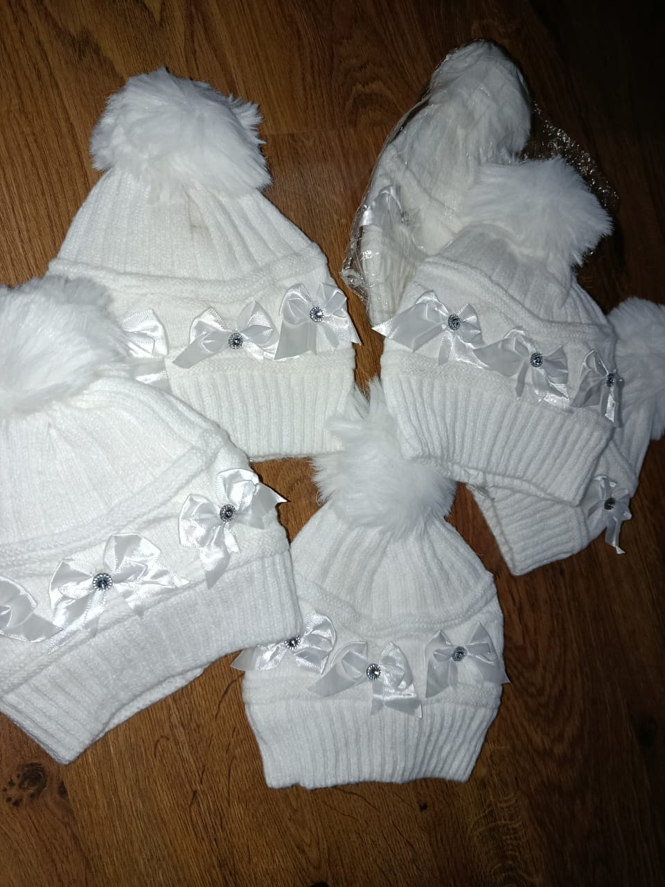 🤍 Stylectra™ White Woolen Winter Cap for Girls – Soft, Elegant & Cozy